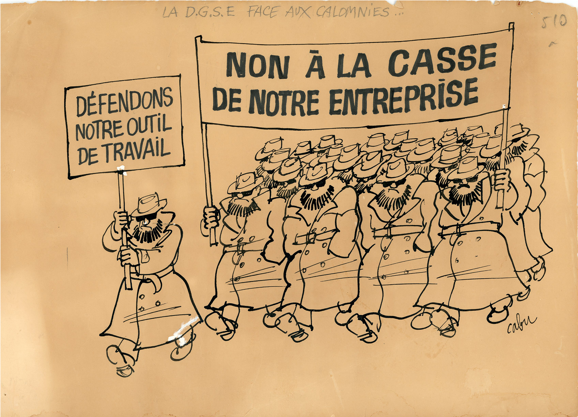 A man in a trenchcoat holds a sign that reads, 'Défendons notre outil de travail'. A group of identical men hold a larger sign that reads, 'Non à la casse de notre enterprise.' 